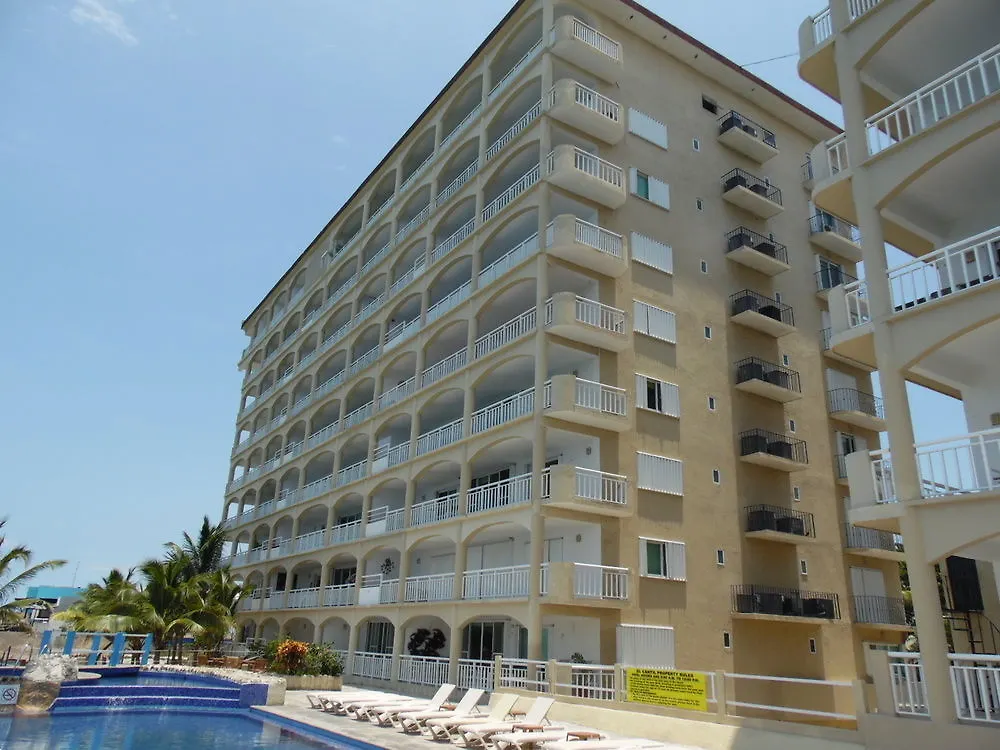 El Cantil Condominiums Resort location